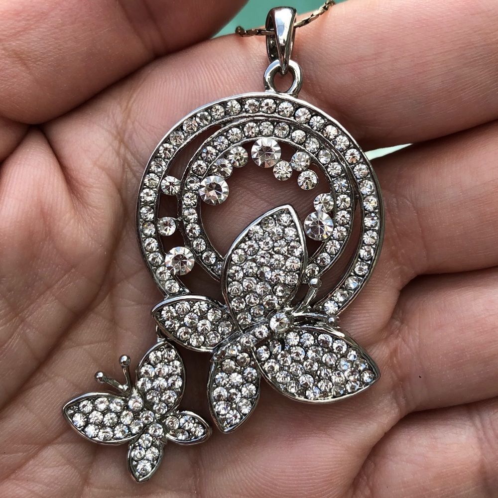 BCBG Statement pendant. Mint.